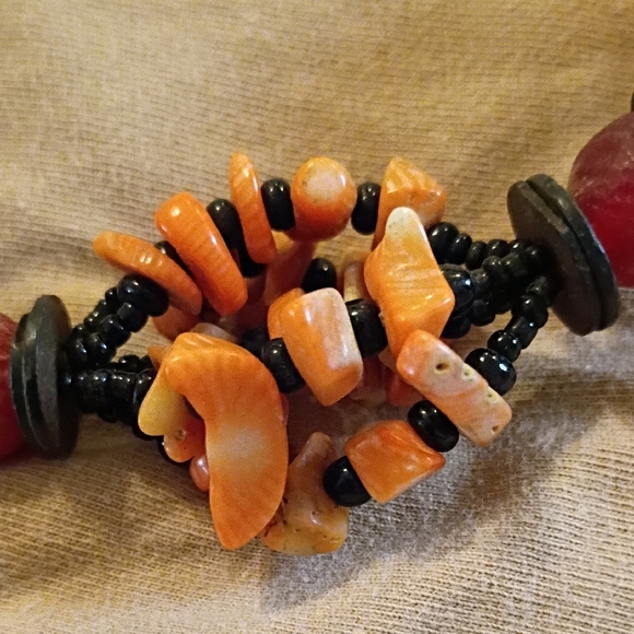 Vintage Coral Orange and Black Beaded Necklace Red and Peach Coral - Picture 3 of 7